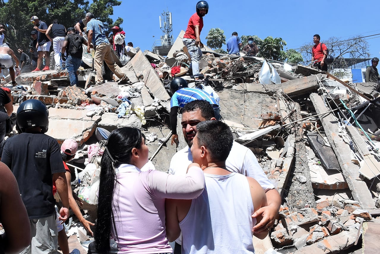 Ante eventos como un sismo, se debe guardar la calma, para no empeorar la situación. Y tener consideración y apoyo con las personas que buscan a sus familias.