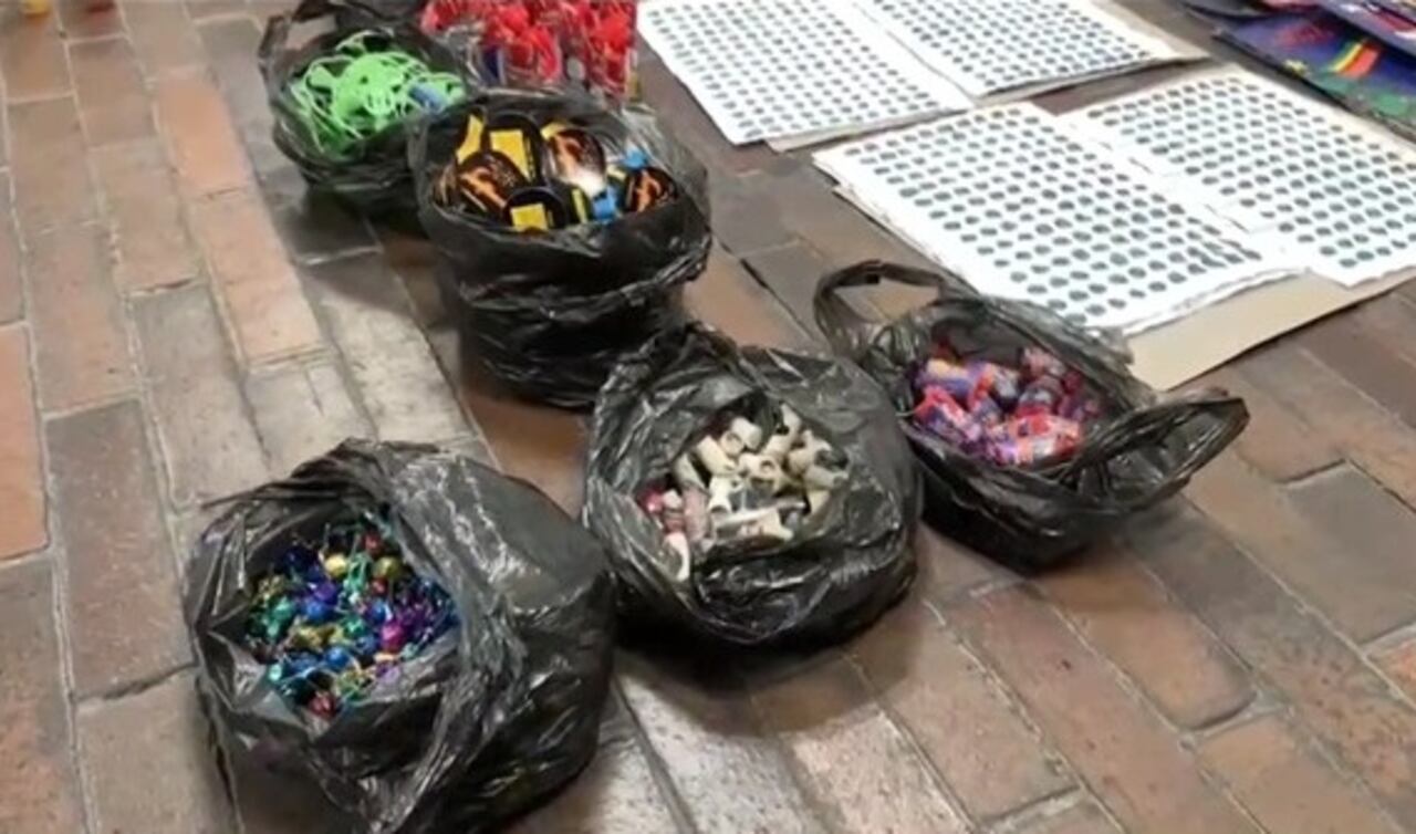 Policía halló en un puesto de tamales en el sur de Bogotá más de 12 mil unidades de pólvora.