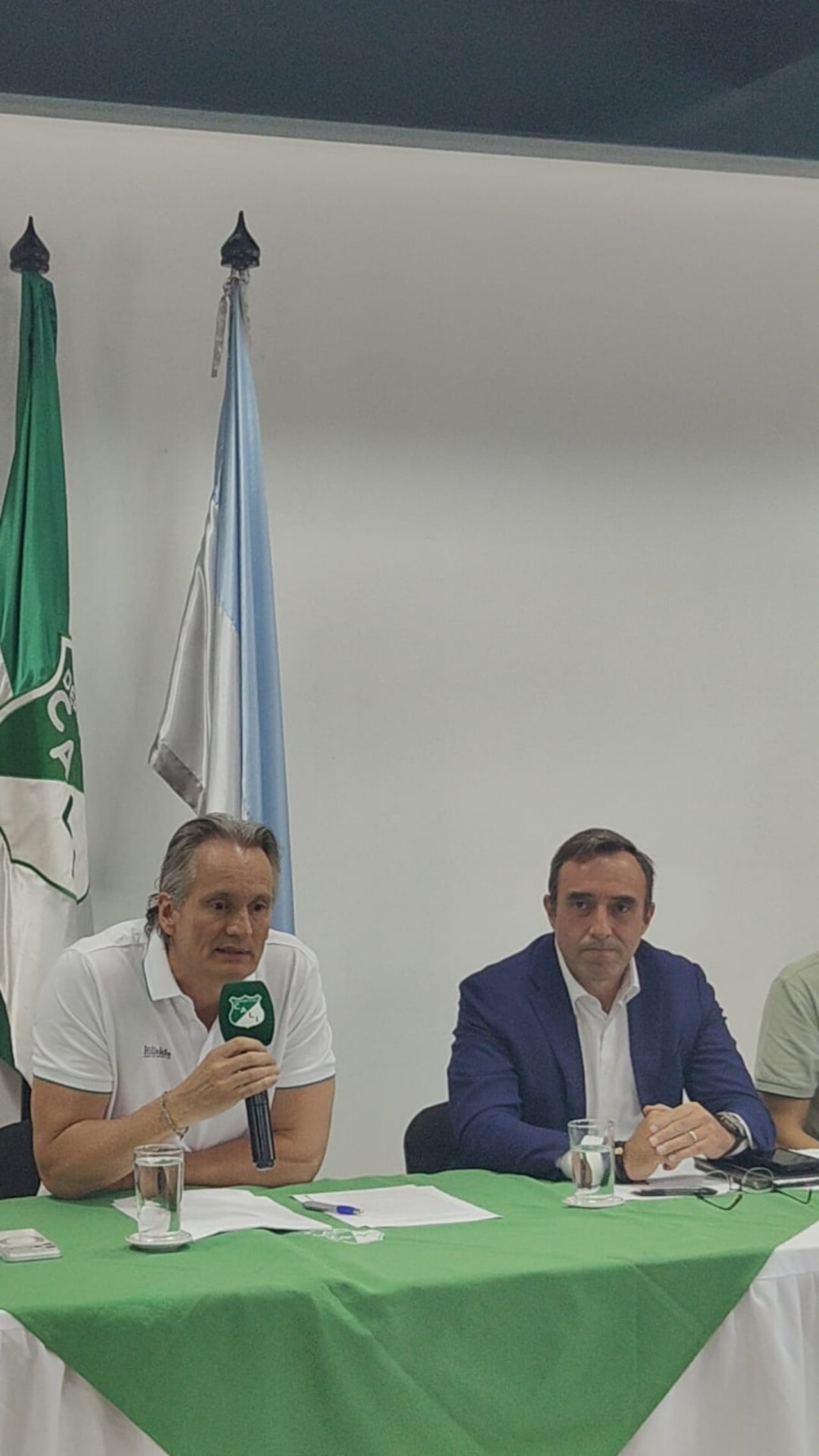 Joaquín Losada Fina (izq.), nuevo presidente del Deportivo Cali, junto a Richard Lee, vicepresidente del equipo.