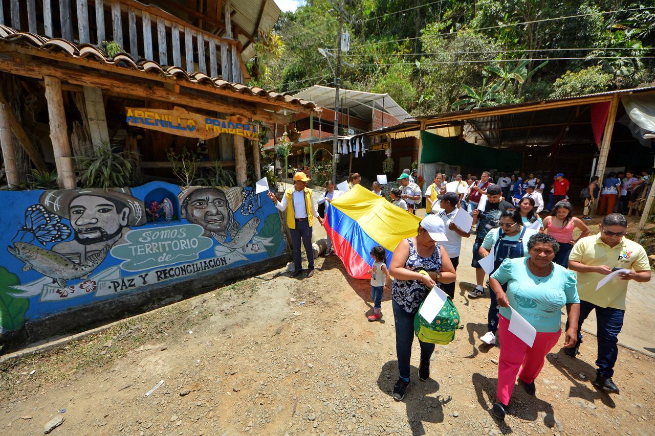 Con un acto simbólico, la Unidad para las Víctimas realiza el cierre de reparación colectiva de la comunidad de Arenillo de Pradera, Valle del Cauca. Foto Jorge Orozco / El País.