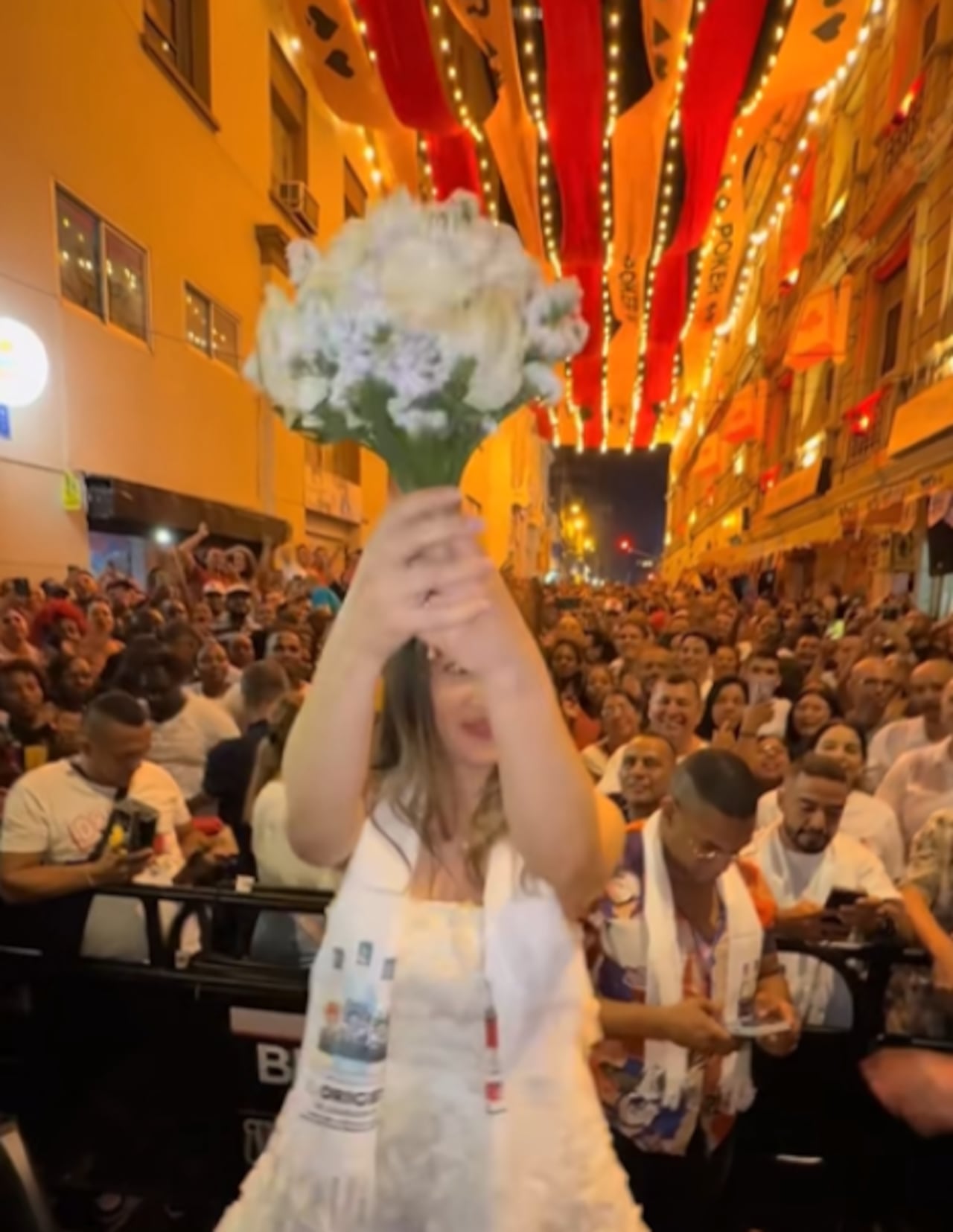 La joven lazó su ramo de novia.