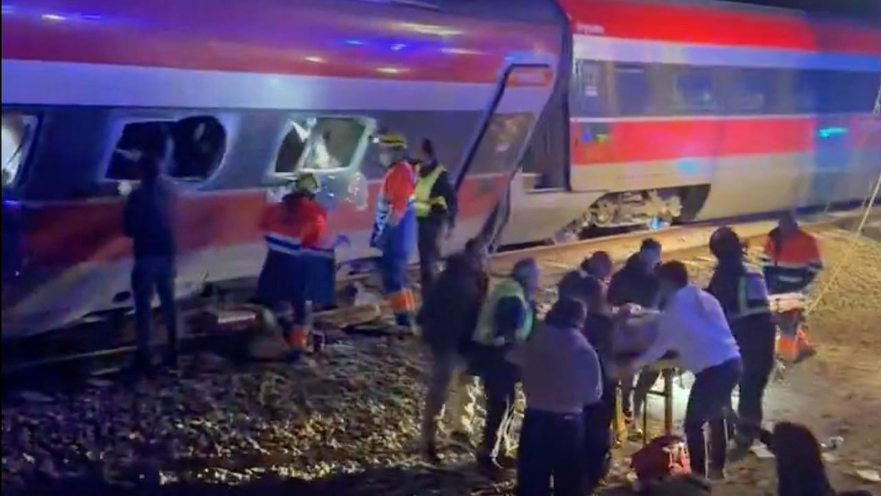 Las autoridades en España investigan las causas del choque de trenes que ha dejado 41 muertos,