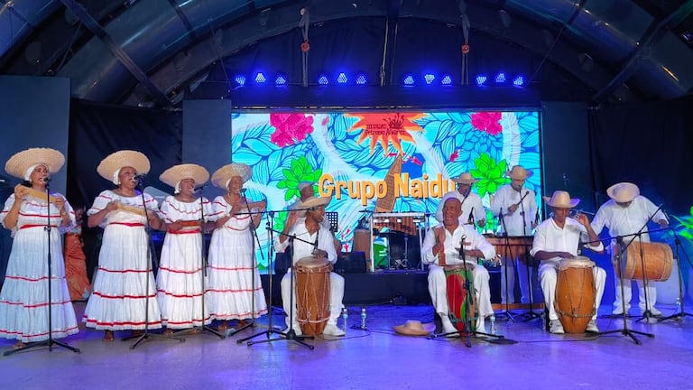 El Teatro al Aire Libre Los Cristales recibió el inicio de la edición número 30 del Festival Petronio Álvarez con actividades culturales y homenajes a su historia.