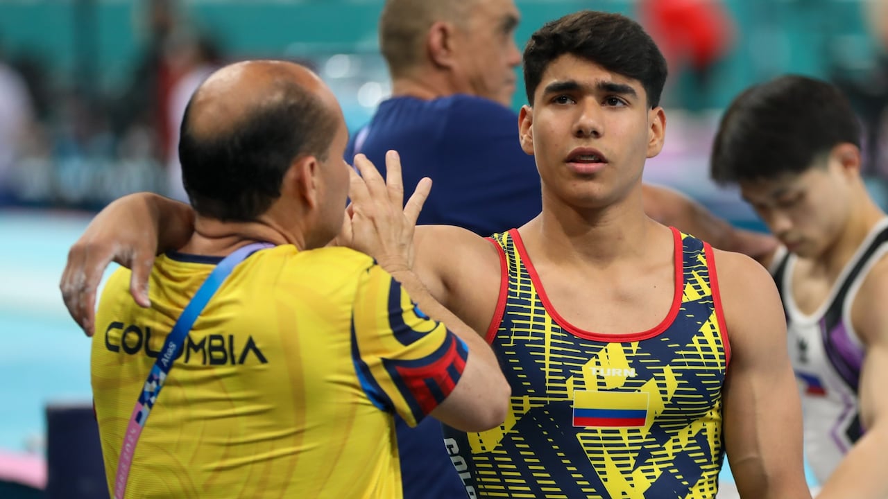 Ángel Barajas con su entrenador después de un ejercicio en la gimnasia artística de los Juegos Olímpicos 2024.