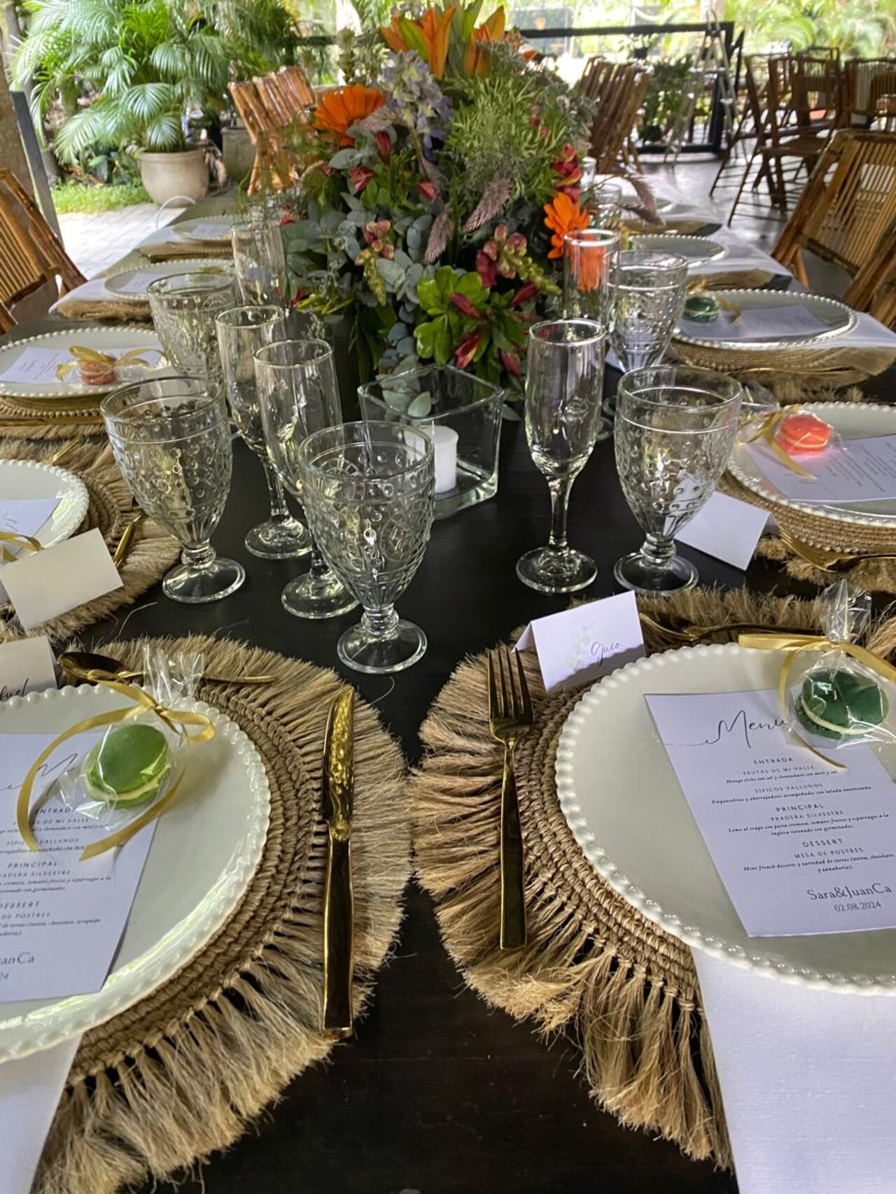 Entre los temas que se debe evitar tocar en la mesa están: política, religión, dinero, salud o hacer críticas a la comida y al evento.