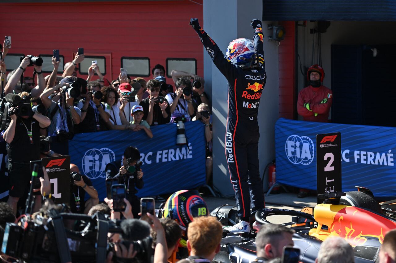 El piloto holandés de Red Bull Racing, Max Verstappen, celebra tras ganar el Gran Premio de Fórmula Uno de Emilia Romagna 2025.