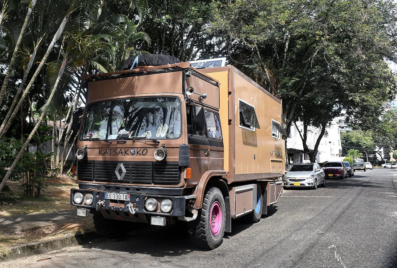 Familia francesa que recorre el mundo en un antiguo carro de bomberos o convertido en casa