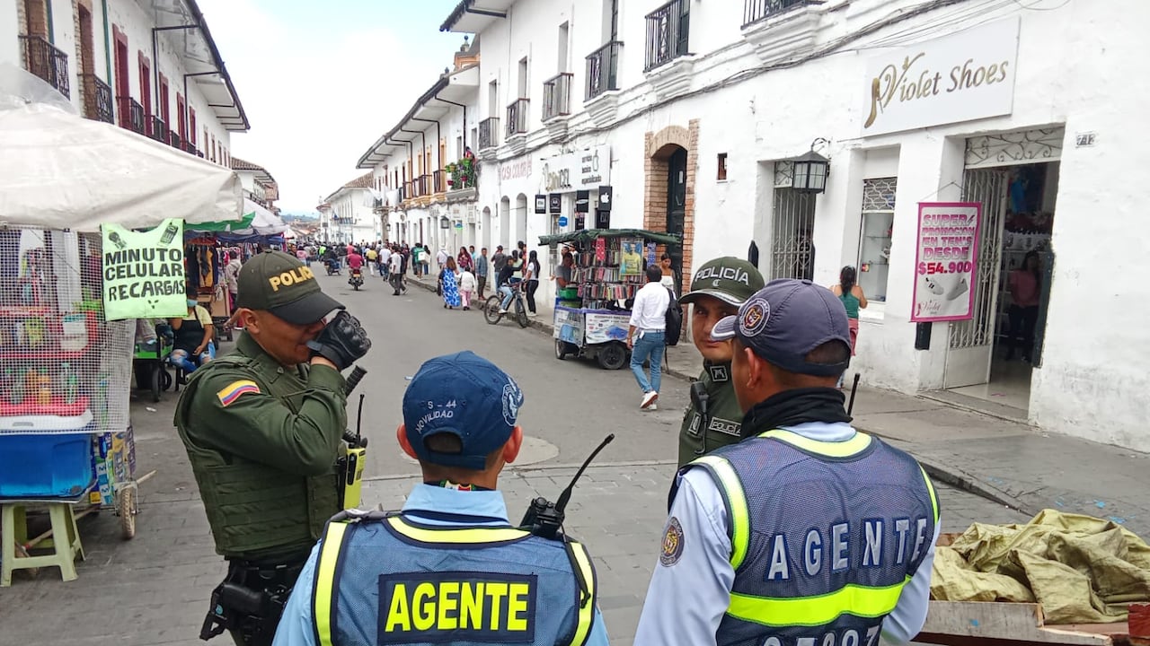 Los guardas de tránsito de Popayán fueron apoyados por los integrantes de la Policía Metropolitana para evitar ser agredidos por los airados mototaxistas.