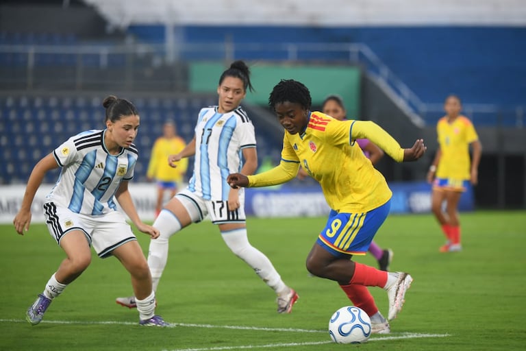 Colombia y Argentina disputaron un intenso encuentro por la fase de grupos del Sudamericano Femenino Sub-17 en Asunción, Paraguay.