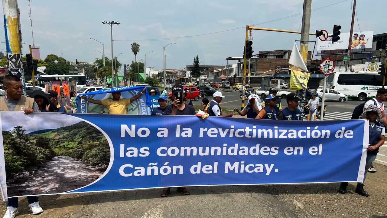 Los campesinos del Cañón del Micay realizaron un plantón en el sector de Puerto Residencia, en Cali, antes de desplazarse hacia la zona verde, donde esperan que el presidente Gustavo Petro los escuche.