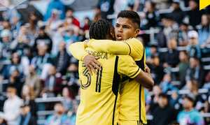 Juan Camilo Hernández del Columbus Crew abraza a su compañero Steven Moreira, tras anotar contra el Minnesota United.