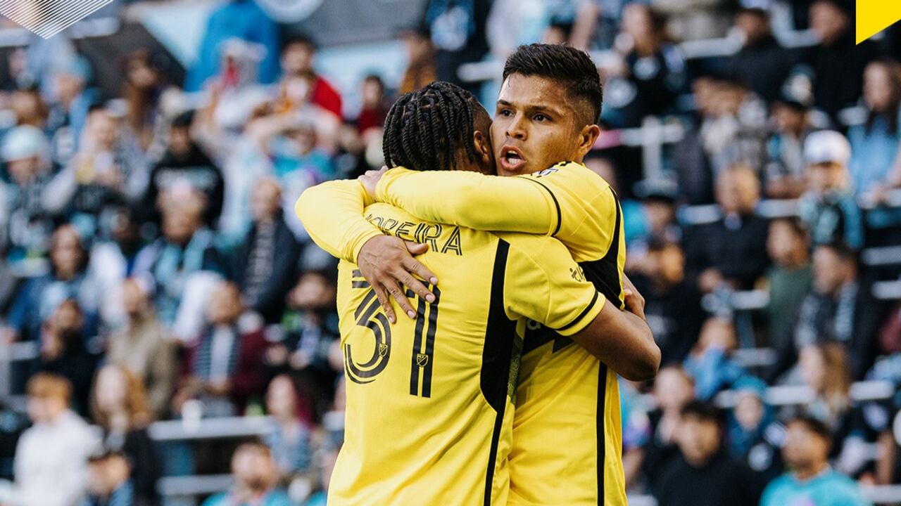Juan Camilo Hernández del Columbus Crew abraza a su compañero Steven Moreira, tras anotar contra el Minnesota United.