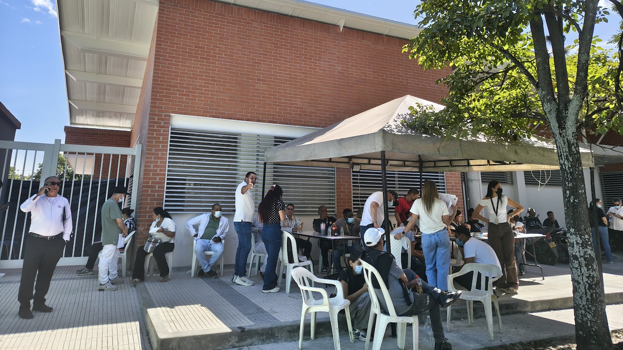 Panorama a las afueras del Instituto Nacional de Medicina Legal en Palmira.