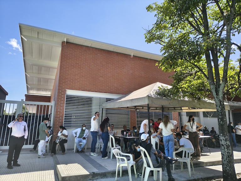 Panorama a las afueras del Instituto Nacional de Medicina Legal en Palmira.