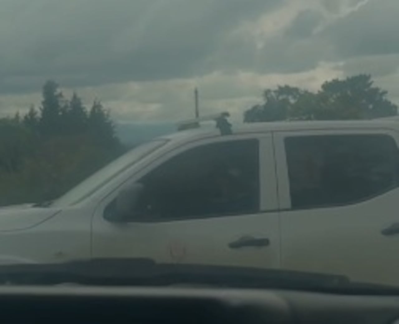 En el sector de El Cofre, sobre la vía Panamericana, delincuentes armados robaron un vehículo oficial de la Agencia Nacional de Infraestructura (ANI).