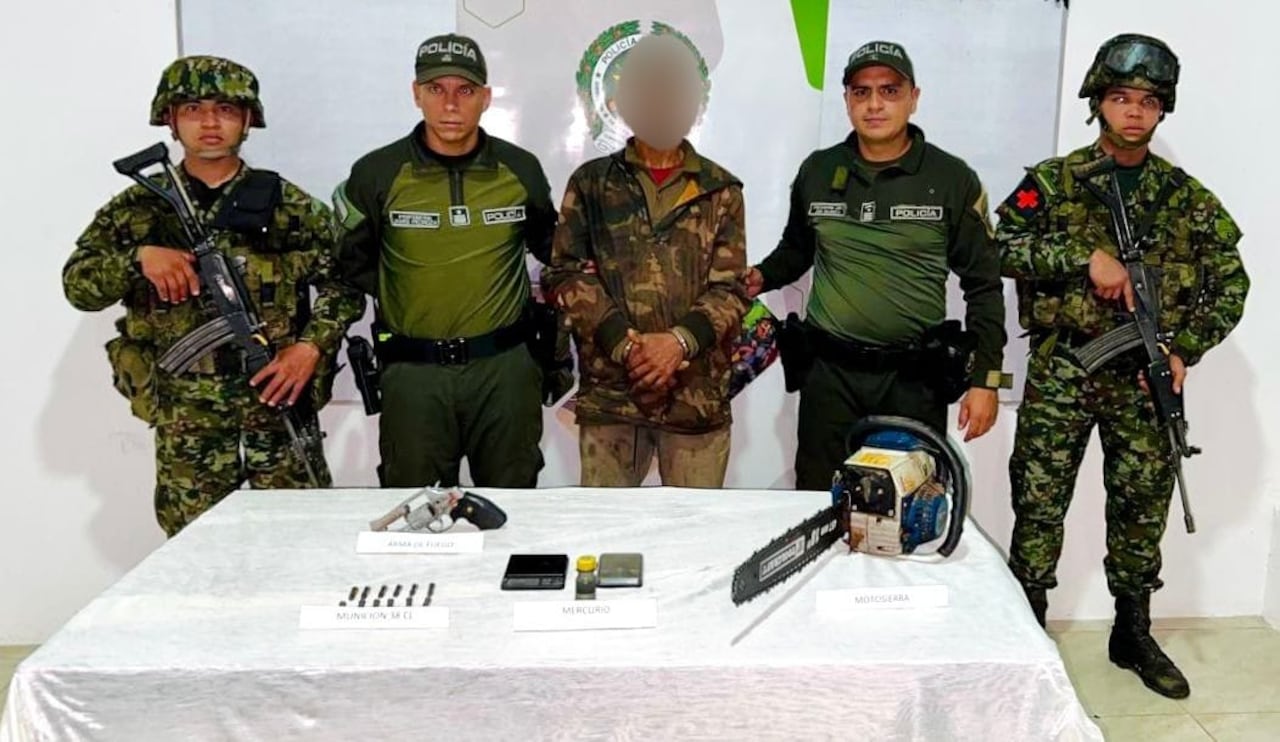 Un hombre fue detenido por el delito de explotación ilícita de yacimientos mineros. Tenía un arma de fuego, 12 cartuchos y 250.000 gramos de mercurio.
