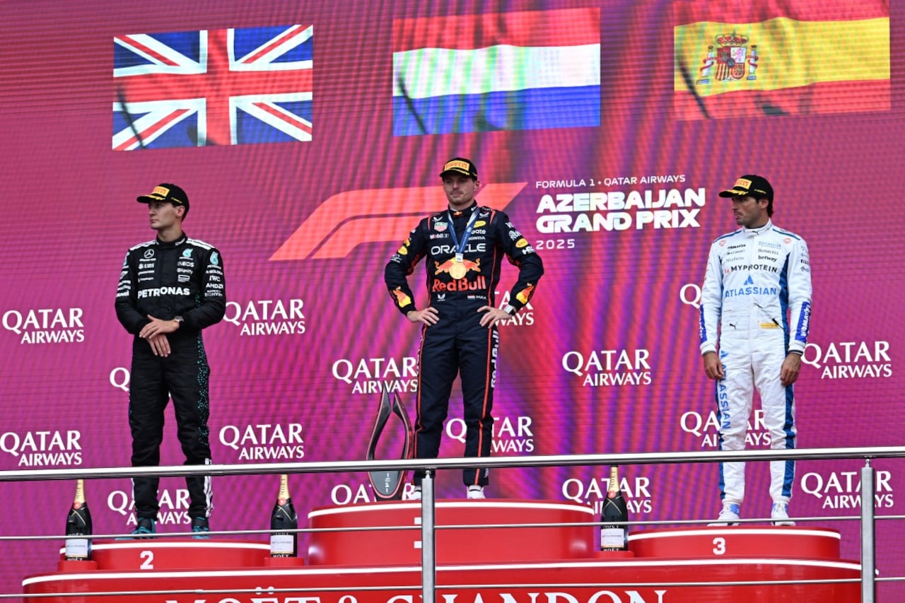 Podio de la carrera de esta mañana donde Max Verstappen se quedó con el primer lugar, George Russell con el segundo y Carlos Sainz con el tercero.