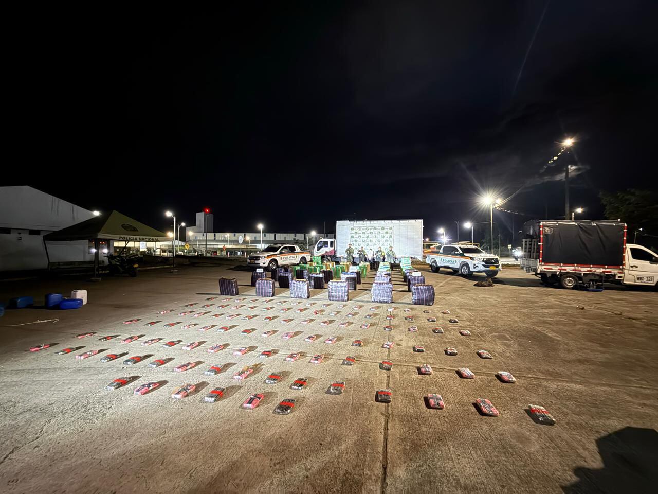 El conductor del camión, una persona de 46 años de edad, quedó capturado luego del hallazgo de este cargamento de marihuana.