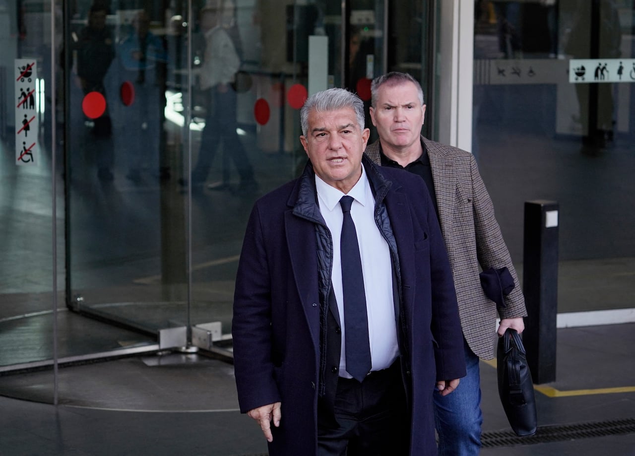 El presidente del FC Barcelona, Joan Laporta, se retira tras declarar como testigo en el caso Negreira, un caso de corrupción de árbitros de fútbol, ante el juzgado de la Ciudad de la Justicia de Barcelona el 12 de diciembre de 2025.(Foto de Manaure Quintero / AFP)