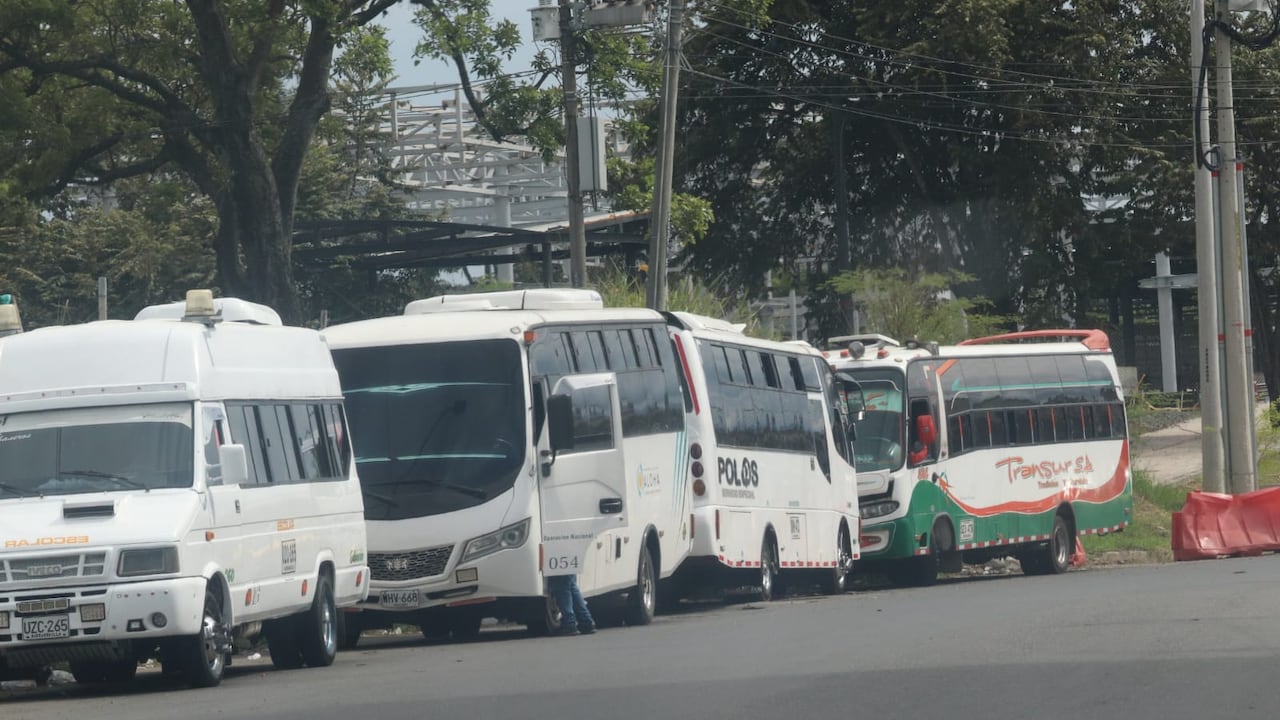 El País Denuncia: Vecinos denuncian vertimiento de desechos y lavado constante de buses intermunicipales en calles del norte de Cali