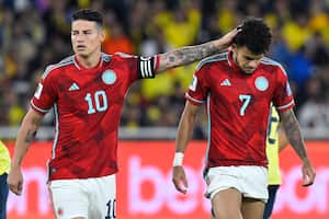 James Rodríguez consolando a Luis Díaz tras el cobro de penal.