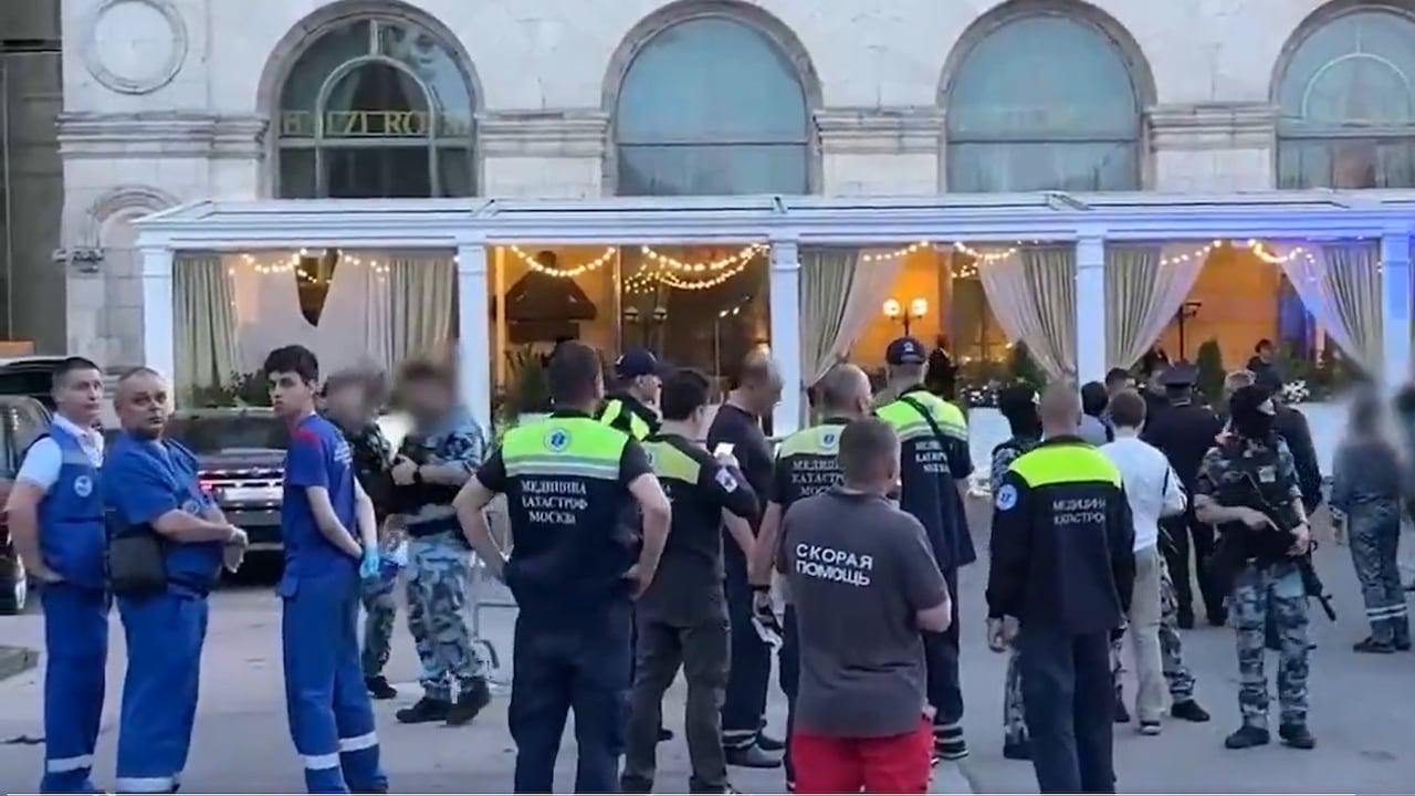 La explosión ocurrió cerca de la entrada del restaurante Balzi Rossi, en la plaza Kudrinskaya, donde equipos de emergencia desplegaron un operativo para atender a las víctimas.