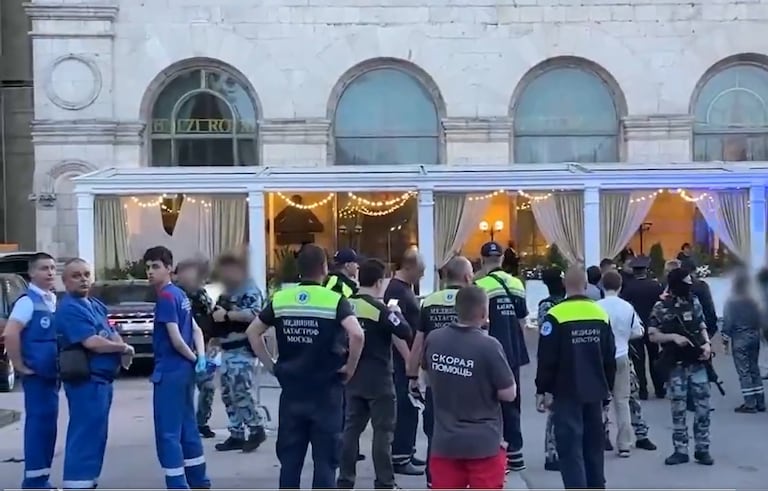 La explosión ocurrió cerca de la entrada del restaurante Balzi Rossi, en la plaza Kudrinskaya, donde equipos de emergencia desplegaron un operativo para atender a las víctimas.