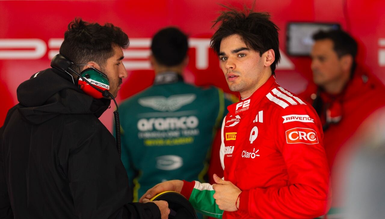 Sebastián Montoya (der.) dialoga con uno de sus ingenieros en Prema Racing.
