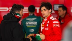 Sebastián Montoya (der.) dialoga con uno de sus ingenieros en Prema Racing.