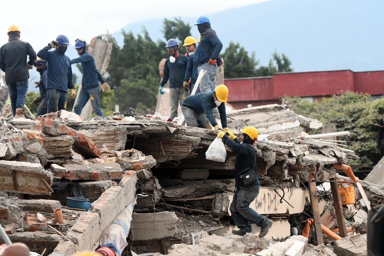 Cali: Luego de 72 horas del terremoto que afectó a la ciudad, el grupo de rescatistas y voluntarios continúa en su ardua labor durante día y noche, jornadas interminables con héroes invisibles que lo dan todo por rescatar con vida a los sobrevivientes