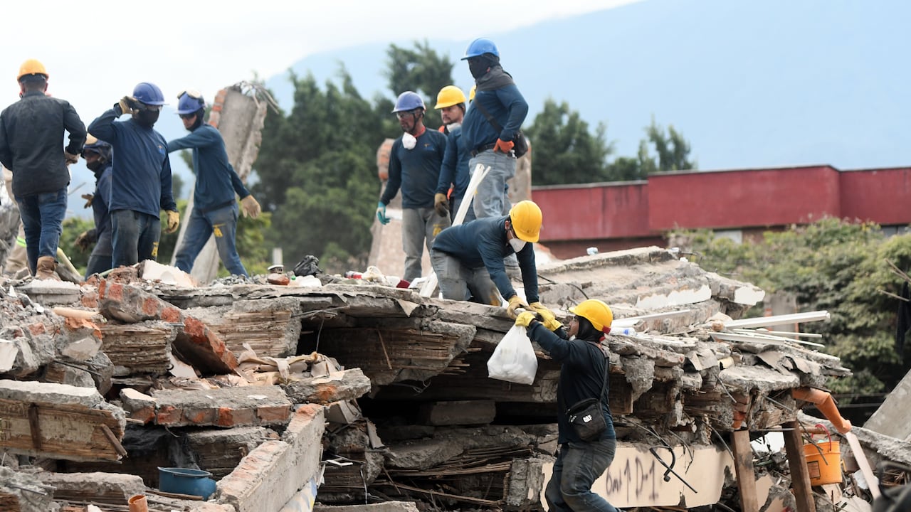 Cali: Luego de 72 horas del terremoto que afectó a la ciudad, el grupo de rescatistas y voluntarios continúa en su ardua labor durante día y noche, jornadas interminables con héroes invisibles que lo dan todo por rescatar con vida a los sobrevivientes