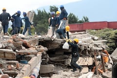Cali: Luego de 72 horas del terremoto que afectó a la ciudad, el grupo de rescatistas y voluntarios continúa en su ardua labor durante día y noche, jornadas interminables con héroes invisibles que lo dan todo por rescatar con vida a los sobrevivientes