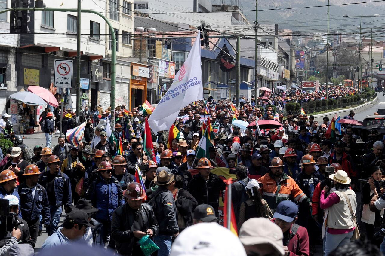 Trabajadores y campesinos marchan en Bolivia