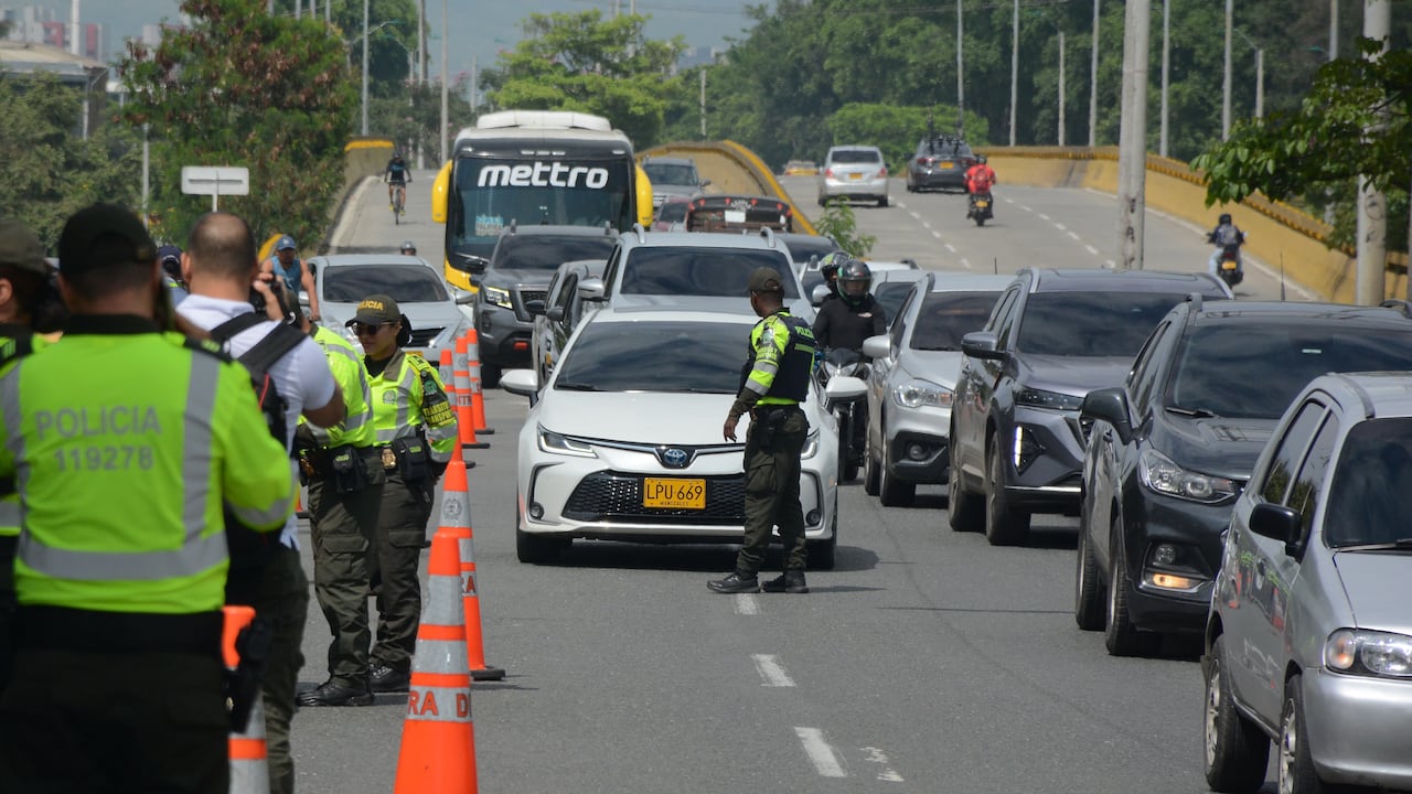 Durante el fin de semana del puente festivo, la Secretaría de Movilidad de Cali, junto con la Policía Metropolitana, activaron el Plan Retorno. Foto Jorge Orozco