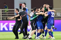 Los jugadores de Uzbekistán celebran después de que su partido de clasificación asiática para la Copa Mundial de la FIFA 2026 contra los Emiratos Árabes Unidos terminara en empate, clasificándolos para la Copa del Mundo.