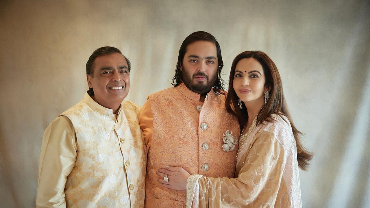 El magnate multimillonario Mukesh Ambani y su esposa Nita Ambani, presidenta y fundadora de la Fundación Reliance con su hijo menor Anant Ambani.