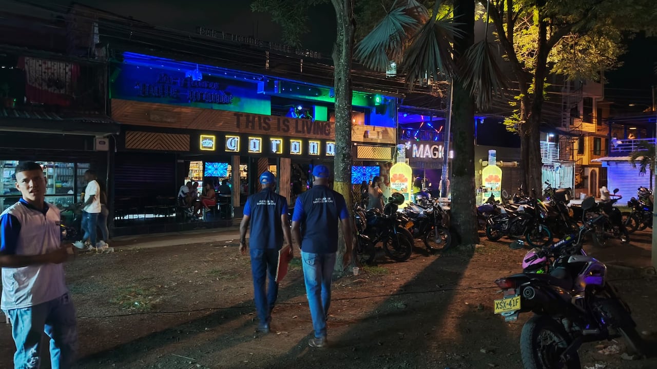 Alrededor de 50 motos invaden el espacio público de los parques.