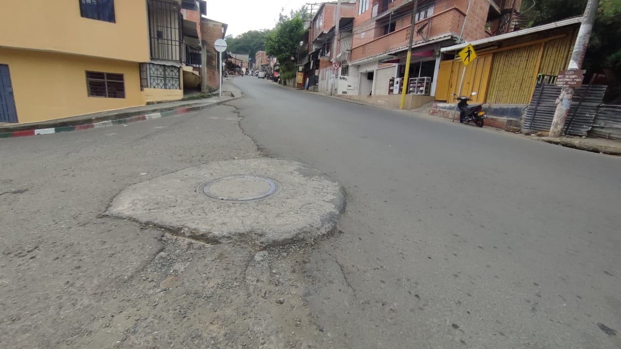 Escombros y falta de señalización mantienen en alerta a la comunidad pese a los avances en la obra.