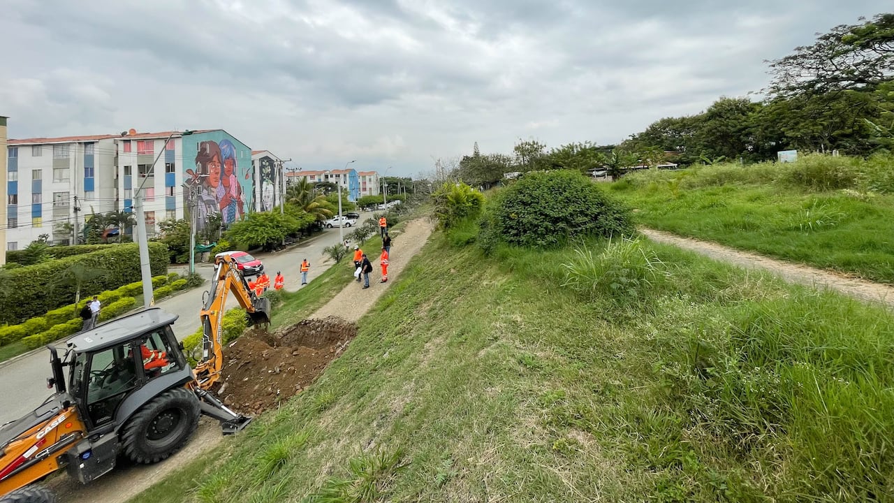 Durante la administración del alcalde Alejandro Eder, el Plan Jarillón ha liderado más de 500 recorridos de vigilancia y control, levantando 664 cambuches y realizando 28 comparendos por delitos ambientales.