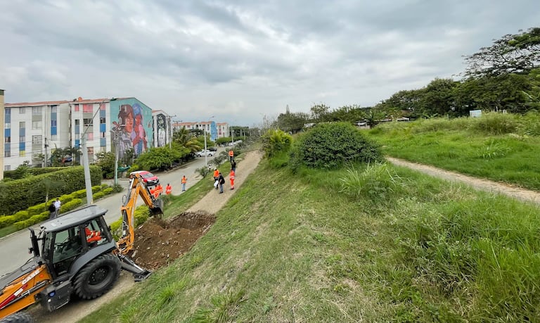 Durante la administración del alcalde Alejandro Eder, el Plan Jarillón ha liderado más de 500 recorridos de vigilancia y control, levantando 664 cambuches y realizando 28 comparendos por delitos ambientales.