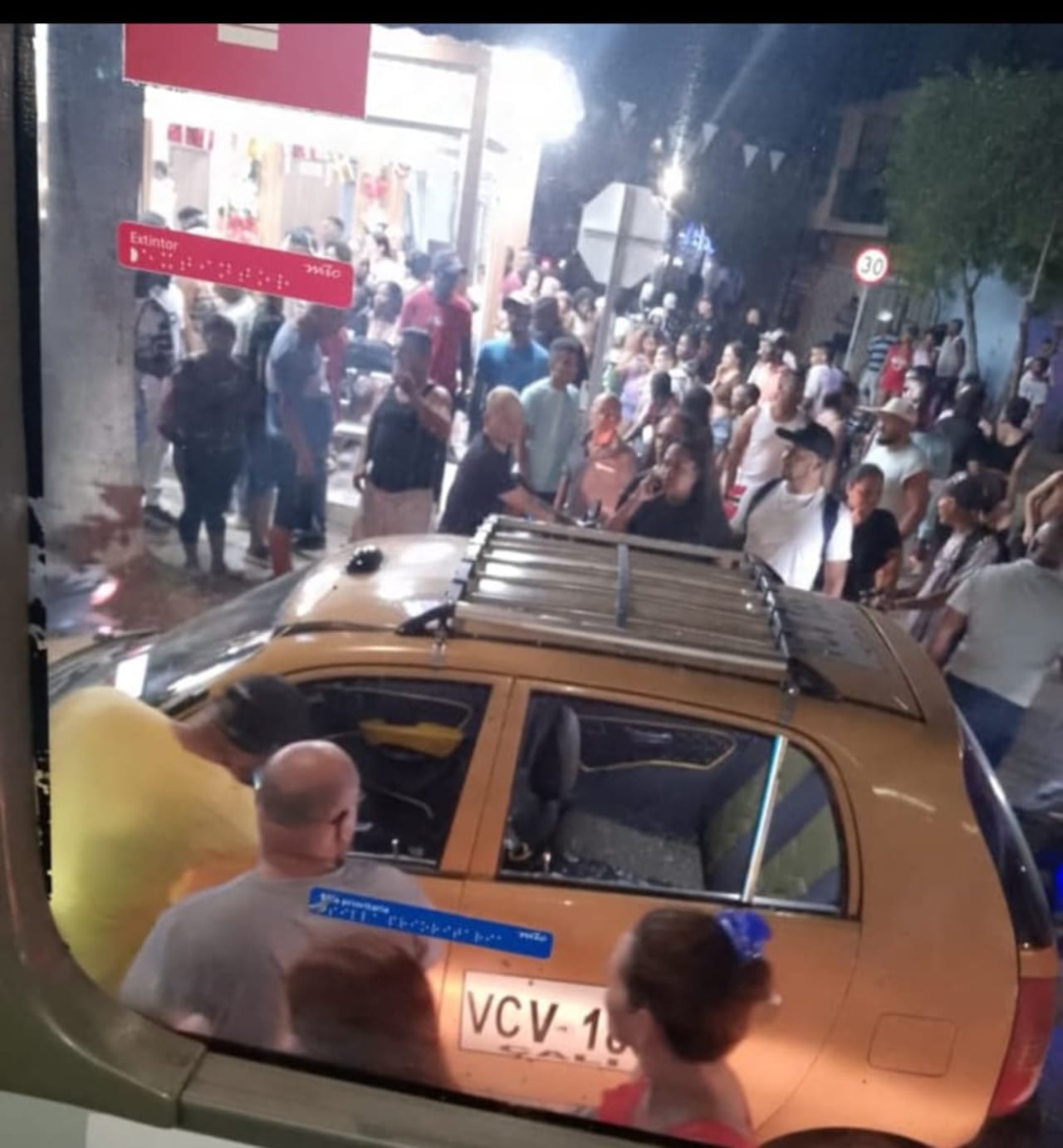 Este es el taxi al que le cayó un artefacto explosivo en el oriente de Cali.