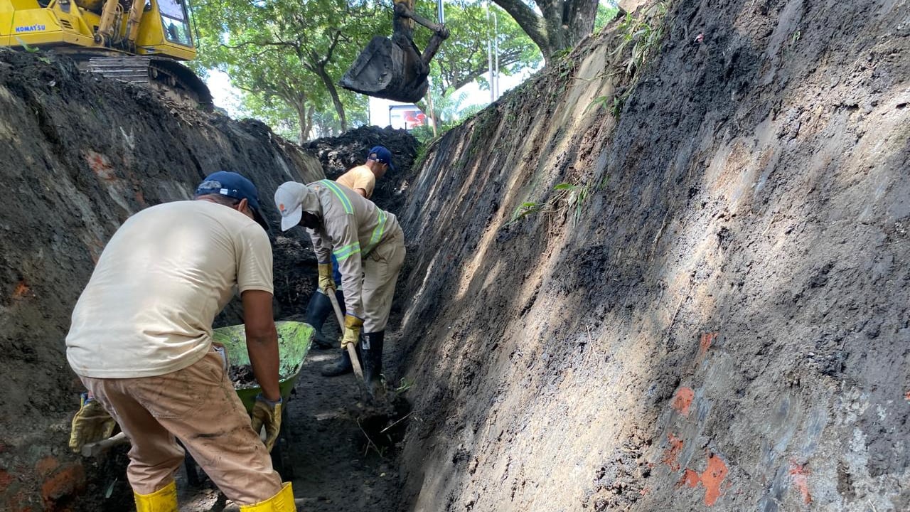 Equipos de Acueducto y Alcantarillado de Emcali continúan con la limpieza de canales, sumideros y cámaras. Hoy el turno fue para el canal La Flora.