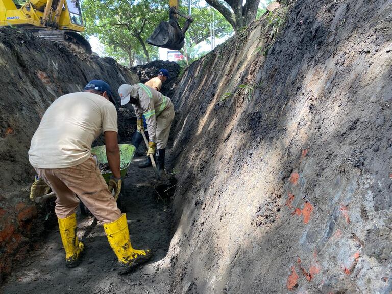 Equipos de Acueducto y Alcantarillado de Emcali continúan con la limpieza de canales, sumideros y cámaras. Hoy el turno fue para el canal La Flora.
