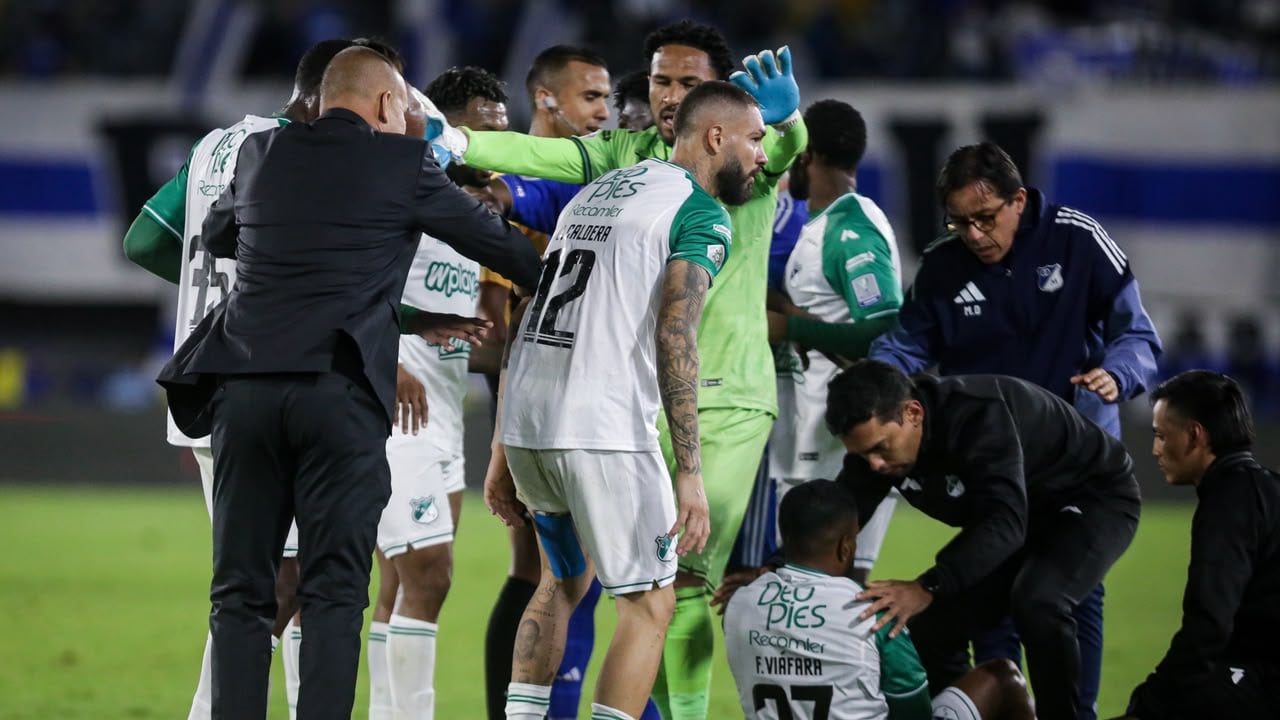 Momento en el que Fabián Viáfara, del Deportivo Cali, es atendido por un choque en el partido contra Millonarios.