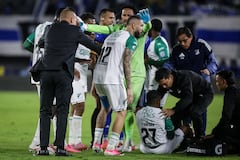Momento en el que Fabián Viáfara, del Deportivo Cali, es atendido por un choque en el partido contra Millonarios.