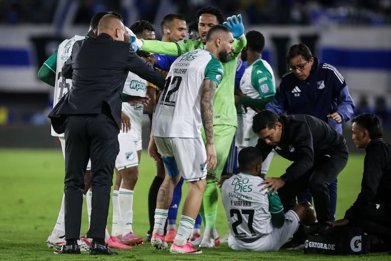 Momento en el que Fabián Viáfara, del Deportivo Cali, es atendido por un choque en el partido contra Millonarios.