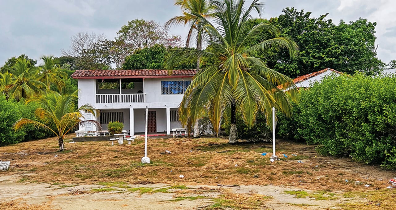 Esta es una cabaña que todavía alquilan los hijos de Piedad Córdoba en San Antero, Córdoba. Al frente tiene una playa cristalina y sin vendedores ambulantes.