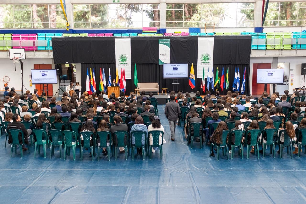 ajo el lema “Desafiando lo ordinario, apostando por lo extraordinario”, once estudiantes de décimo grado lideraron la mesa directiva del evento.