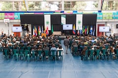 ajo el lema “Desafiando lo ordinario, apostando por lo extraordinario”, once estudiantes de décimo grado lideraron la mesa directiva del evento.