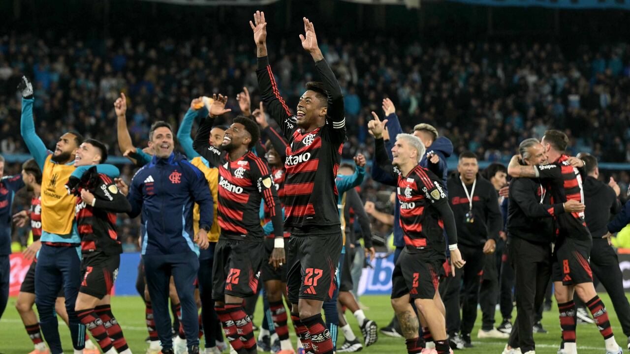 ugadores del Flamengo celebran al final del partido de vuelta de la semifinal de la Copa Libertadores entre Racing de Argentina y Flamengo de Brasil en el estadio Presidente Juan Domingo Perón - El Cilindro en Avellaneda, provincia de Buenos Aires.